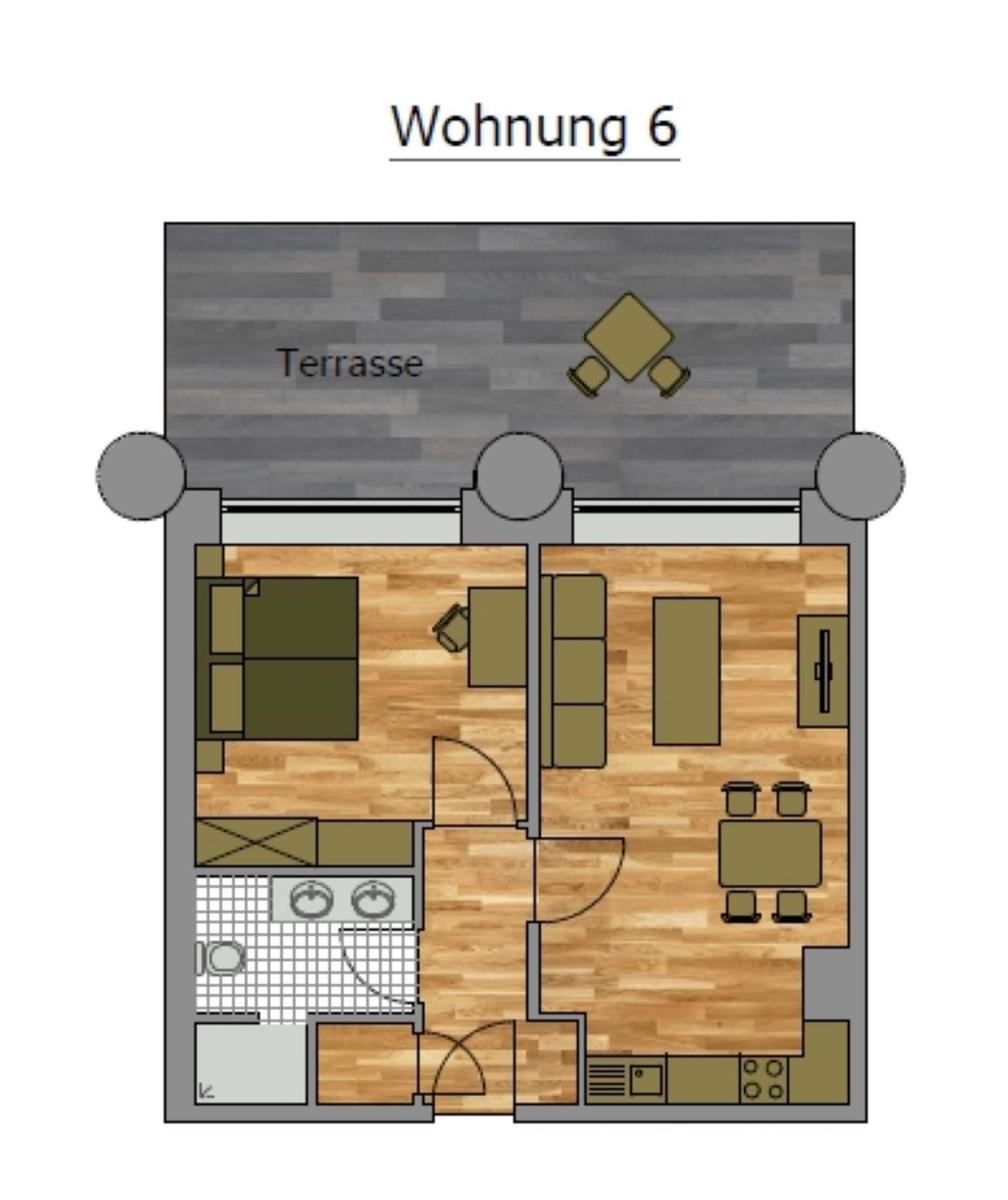 Haus mit rotem Dach und grünem Garten im Freien.