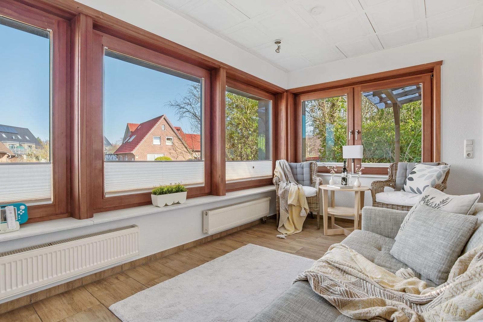 Ein Schlafzimmer mit Doppelbett, Fenster und Spielzeug auf dem Boden.