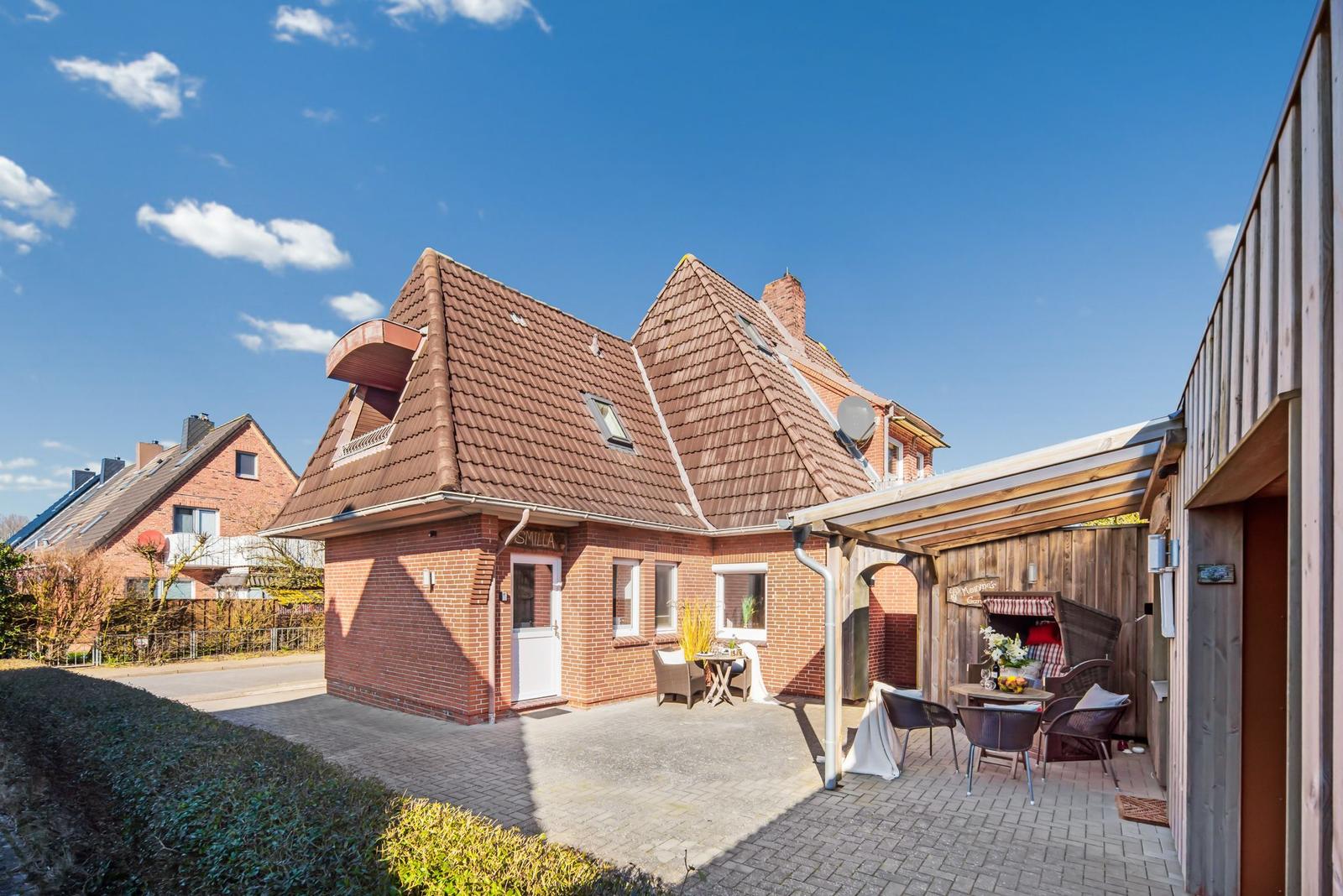 Küche mit Arbeitsfläche, Spüle und Obst. Schlafzimmer mit Bett und Fenster.