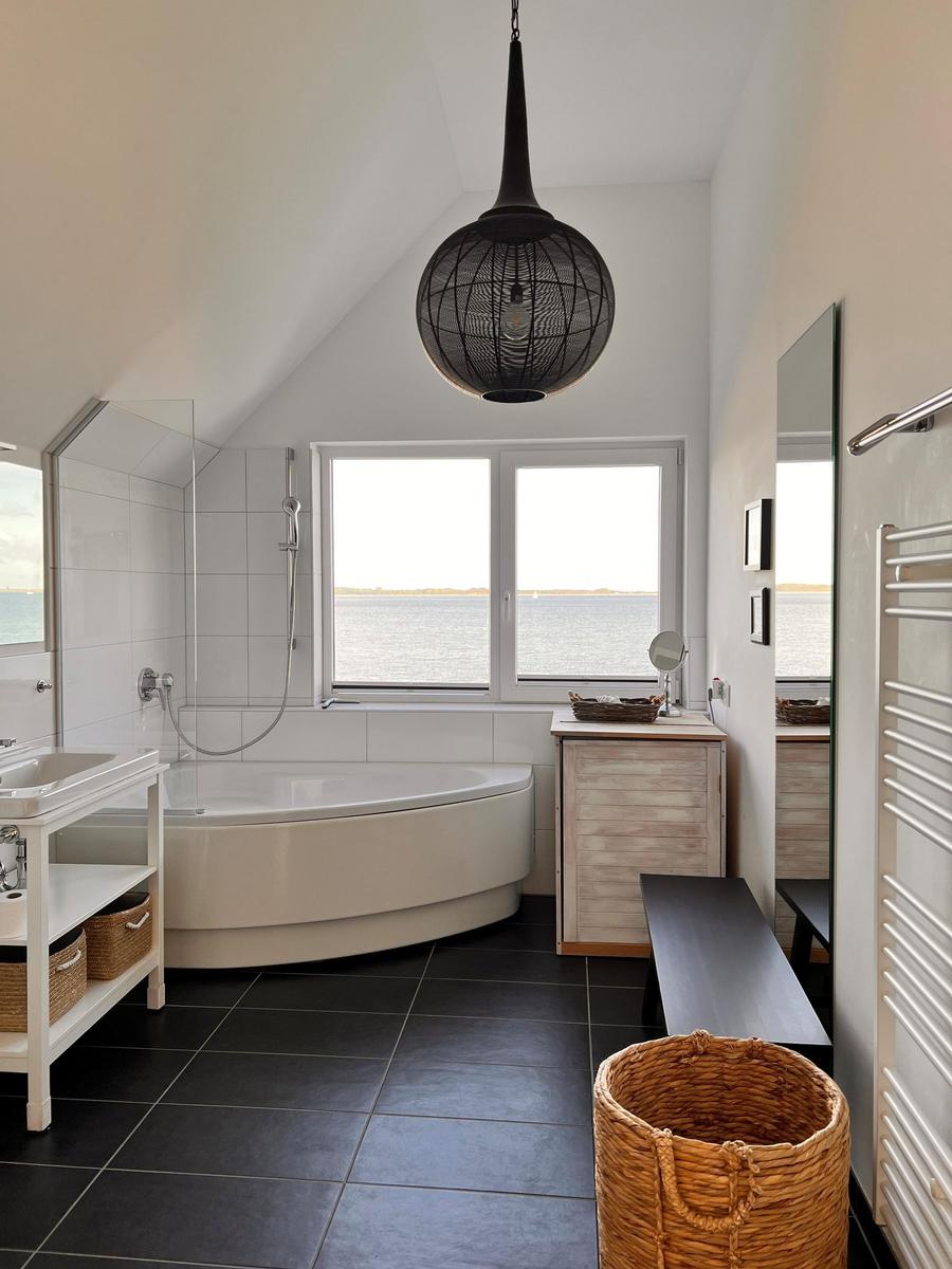 Waschbecken mit Spiegel, Seife und Toilettenpapierregal