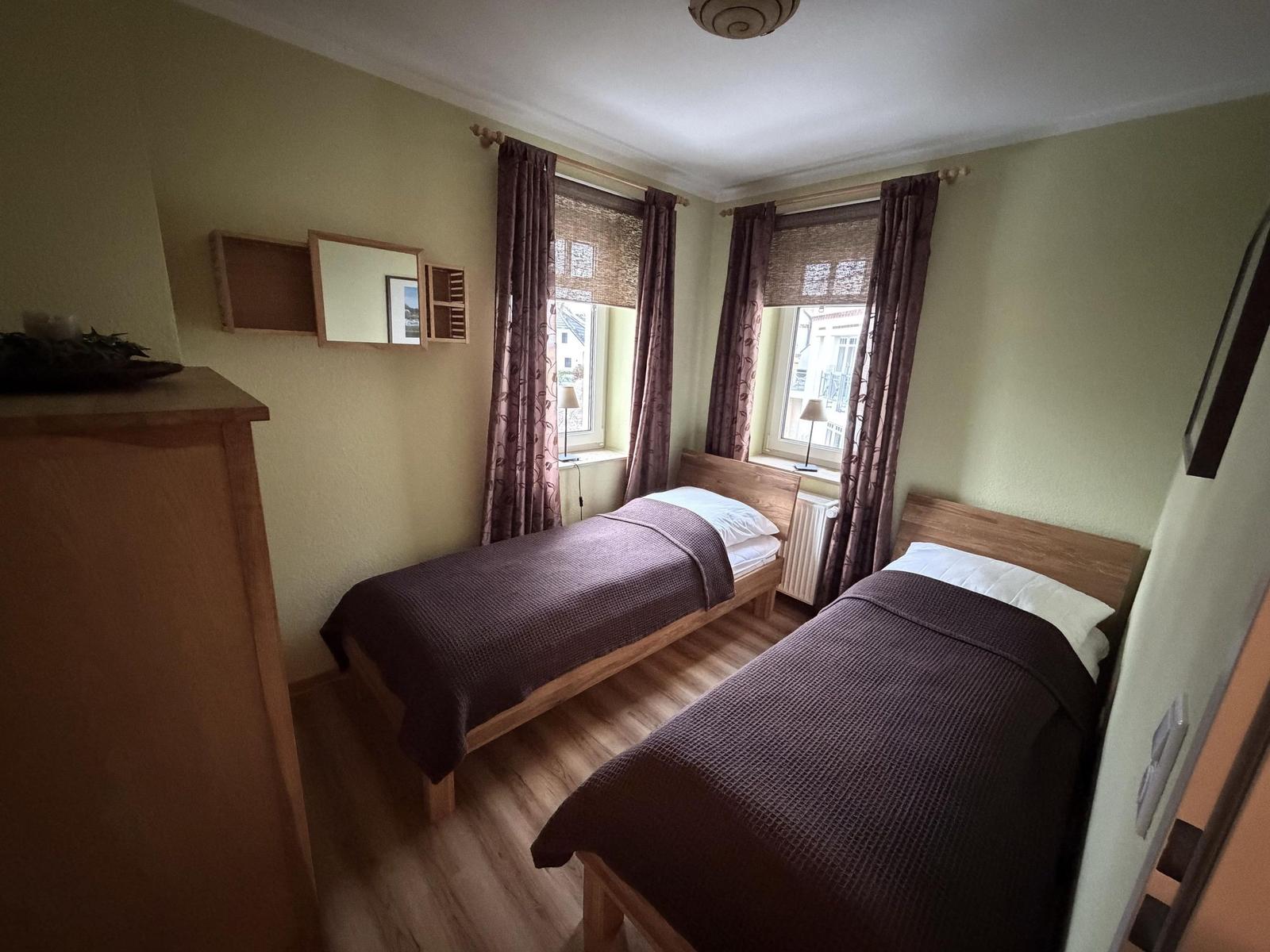 Schlafzimmer mit zwei Einzelbetten