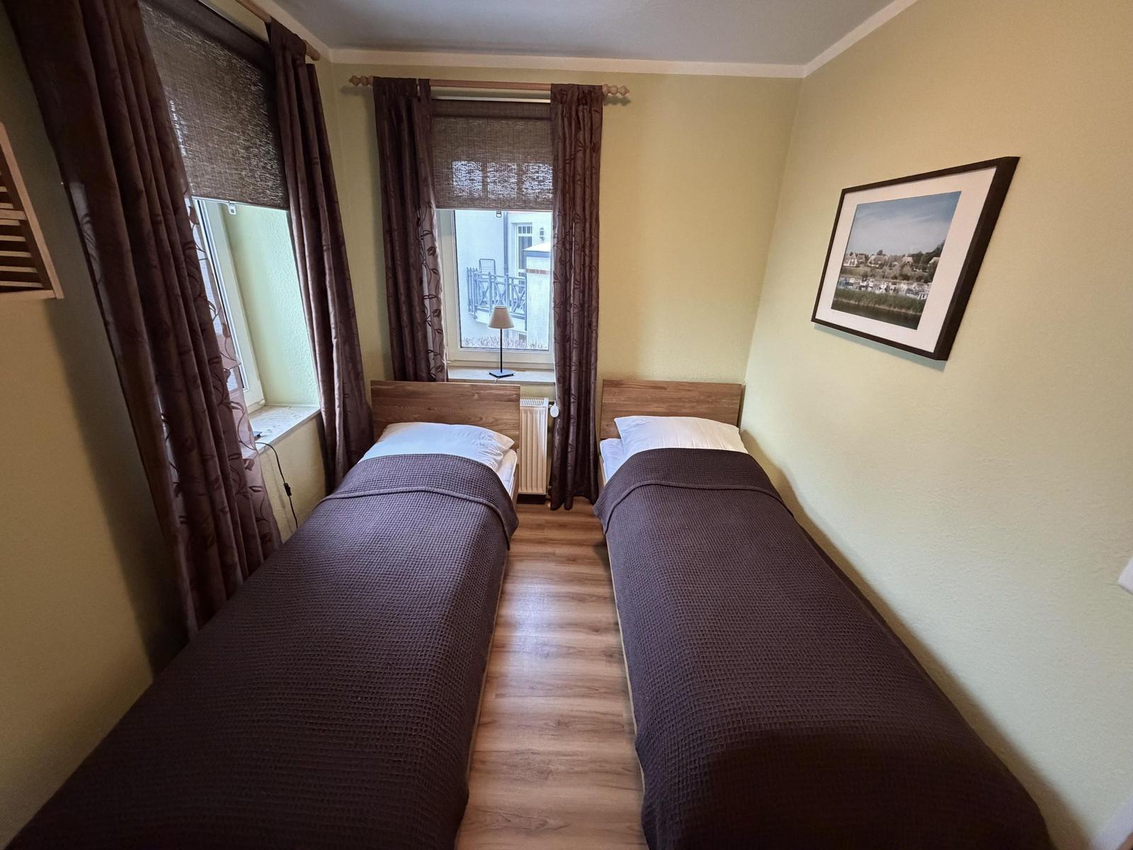 Schlafzimmer mit zwei Einzelbetten