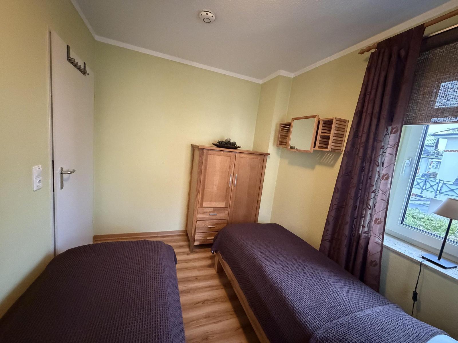 Schlafzimmer mit zwei Einzelbetten