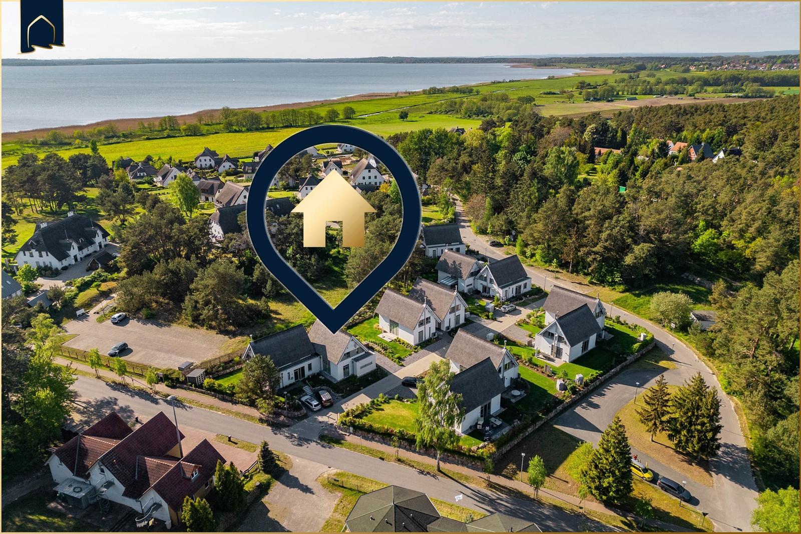 Sandweg führt durch Dünen zur Ostsee. Blick aufs Meer mit Wellen.