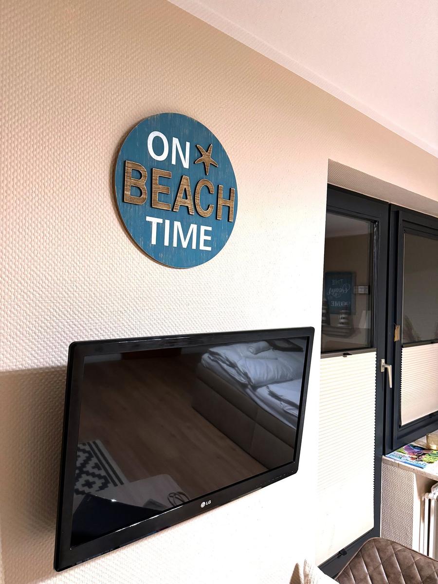 Dieses Haus hat zwei Schlafzimmer, zwei Bäder, Küche, Kochbereich und zwei Balkone.