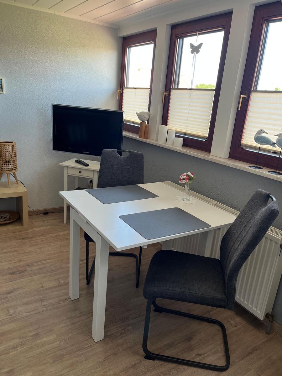 Essbereich im Wohnzimmer mit TV