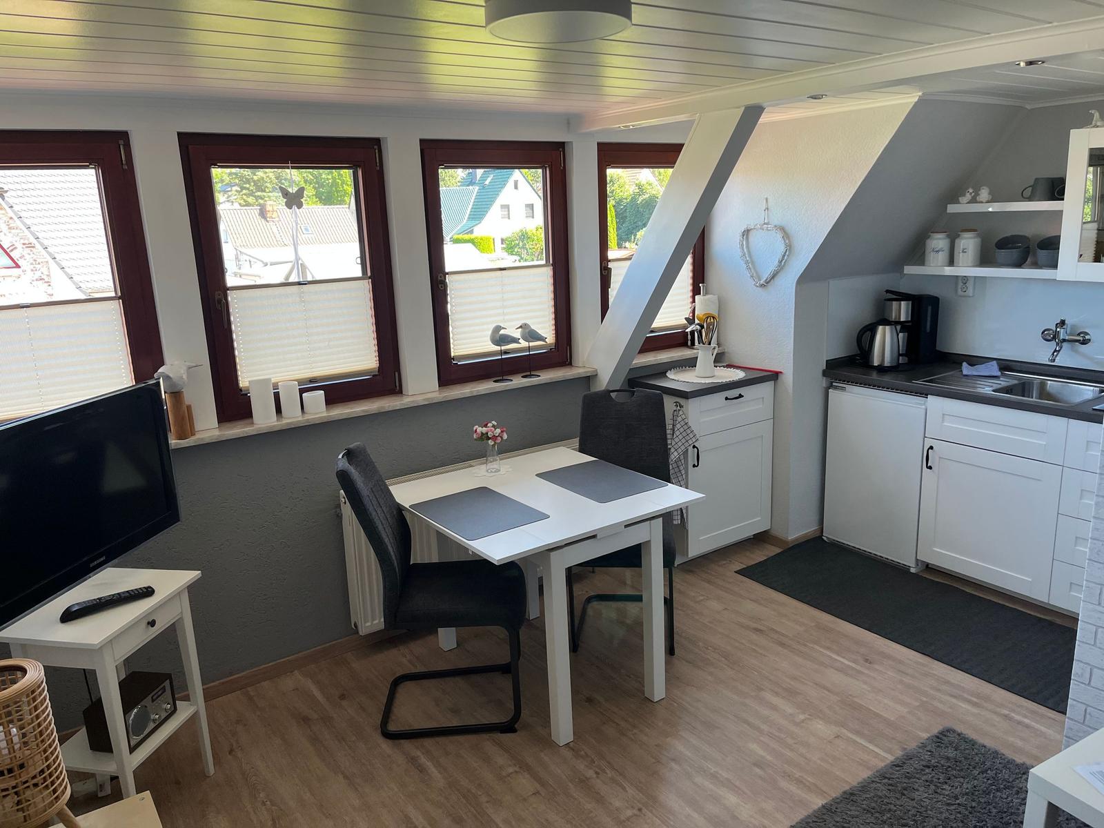 Essbereich im Wohnzimmer mit Küchenzeile