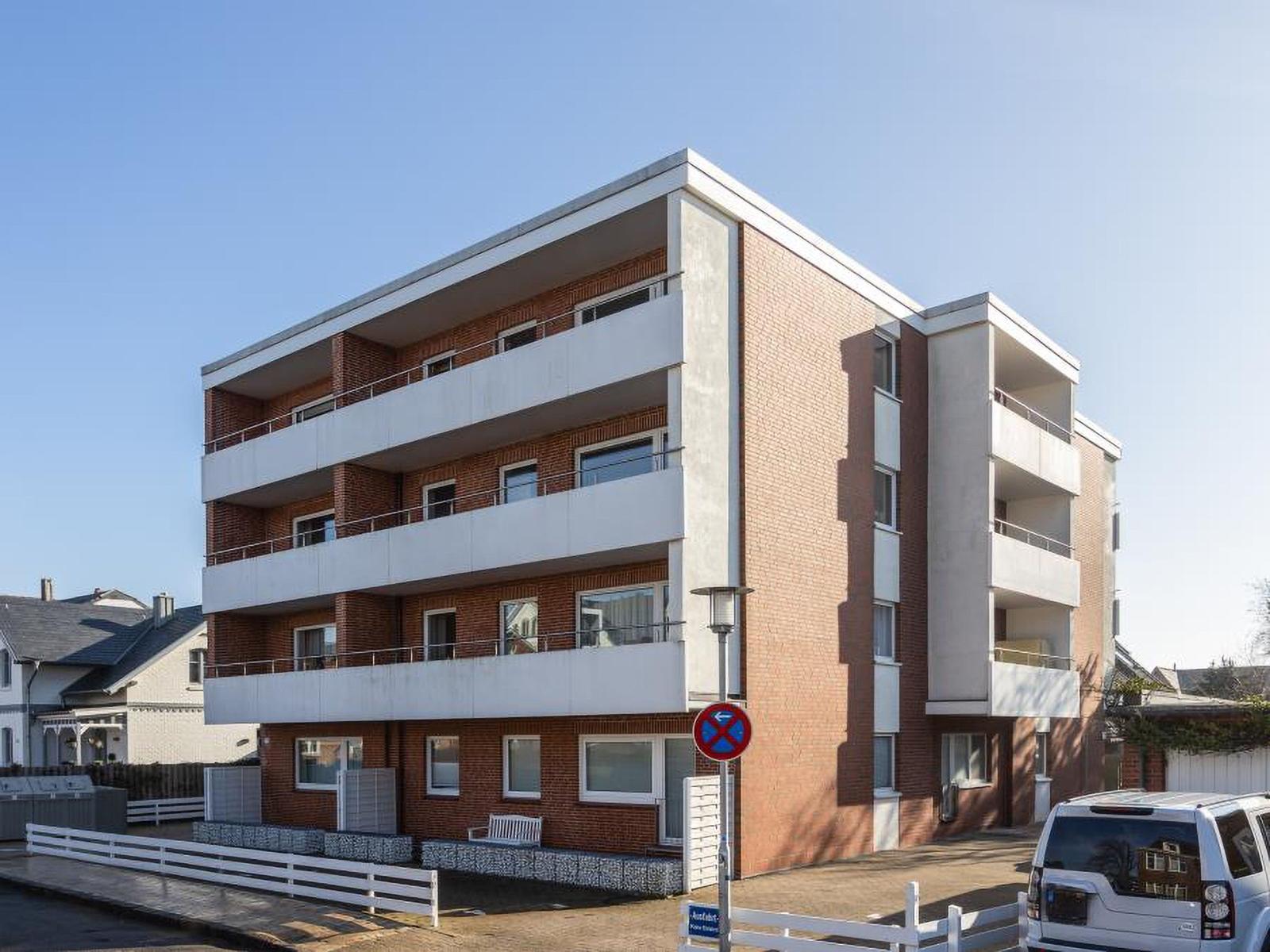Wohn-Essbereich, Schlafzimmer, Küche, Bad und Balkon sind eingezeichnet.