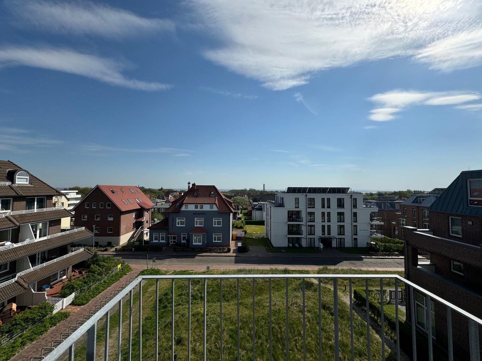 Raum mit Liegen und Holzverkleidung an der Wand.