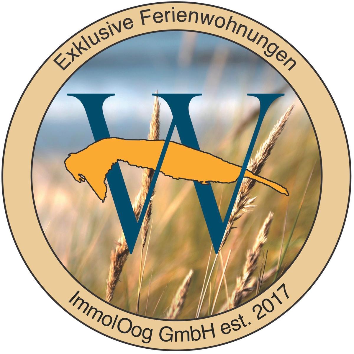 Meerfronthaus mit Balkonen und Terrassen. Modernes Design. Blick auf den Strand.