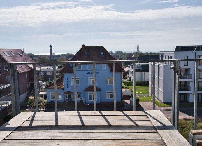 Eingangsbereich mit Tür, Spiegel und gelber Tasche an Holzwand