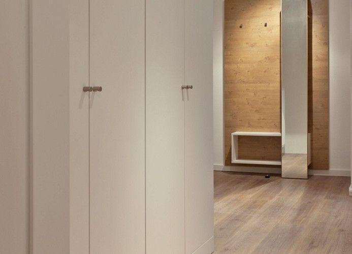 Badezimmer mit Toilette, Waschbecken und Spiegel