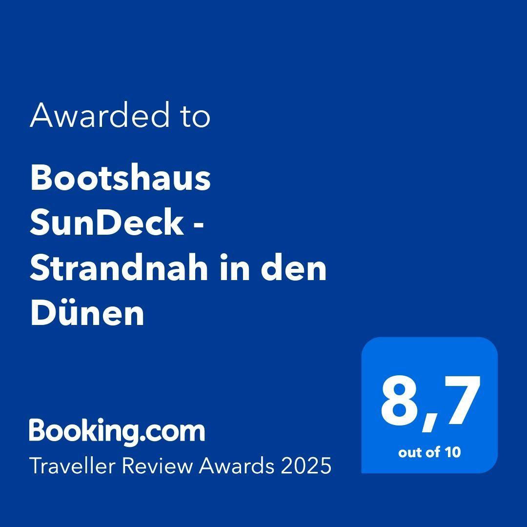 Wohnung mit Küche, Essbereich, Schlafzimmer und Bad. Holzboden und moderne Einrichtung.