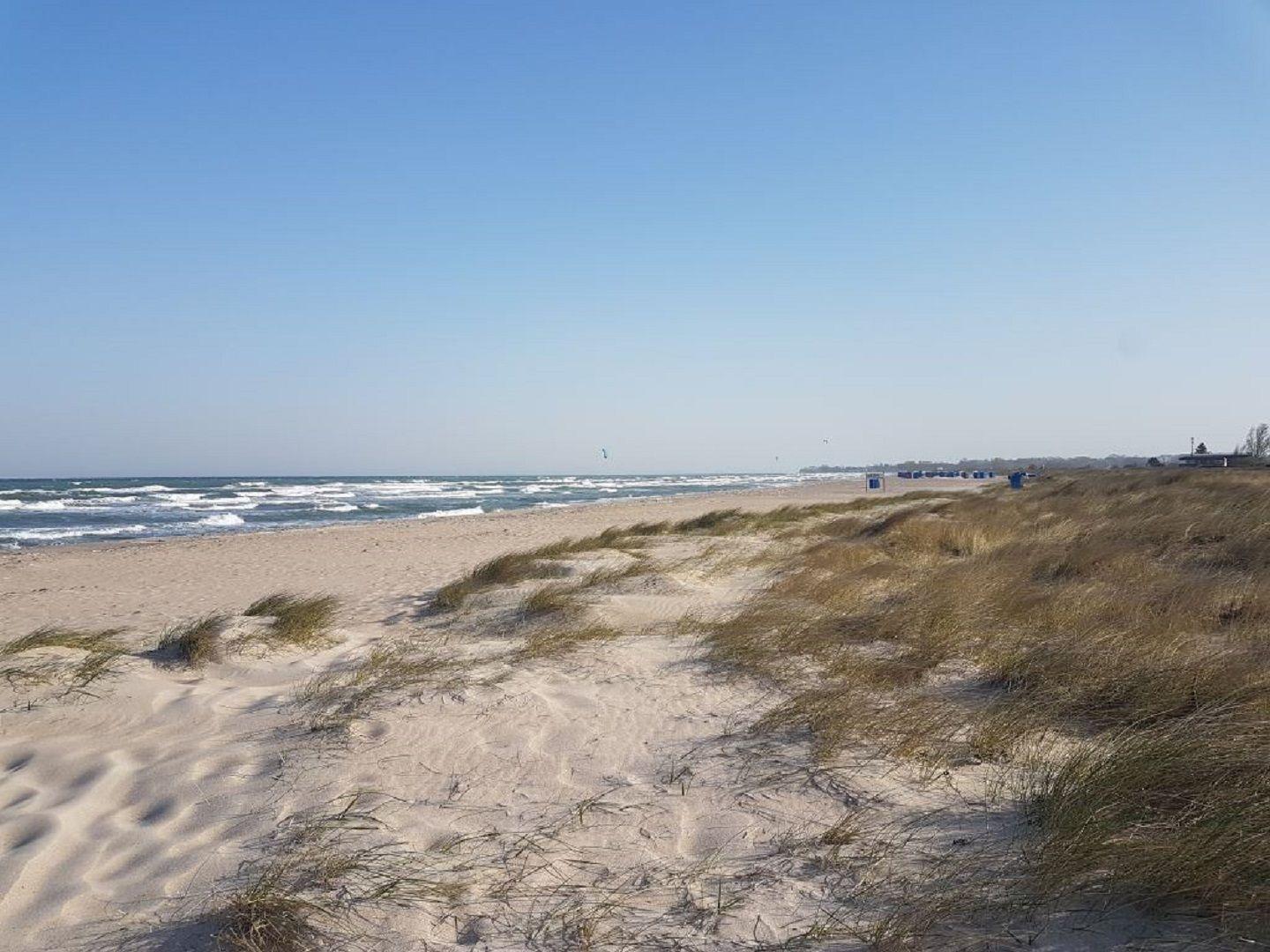 Wohnung mit Blick auf ruhiges Wasser und moderne Häuser im Hintergrund.