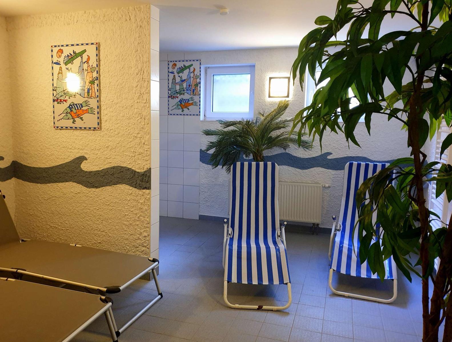 Ferienwohnung mit zwei Schlafzimmern, Küche, Wohn- und Esszimmer, Bad und Balkon.