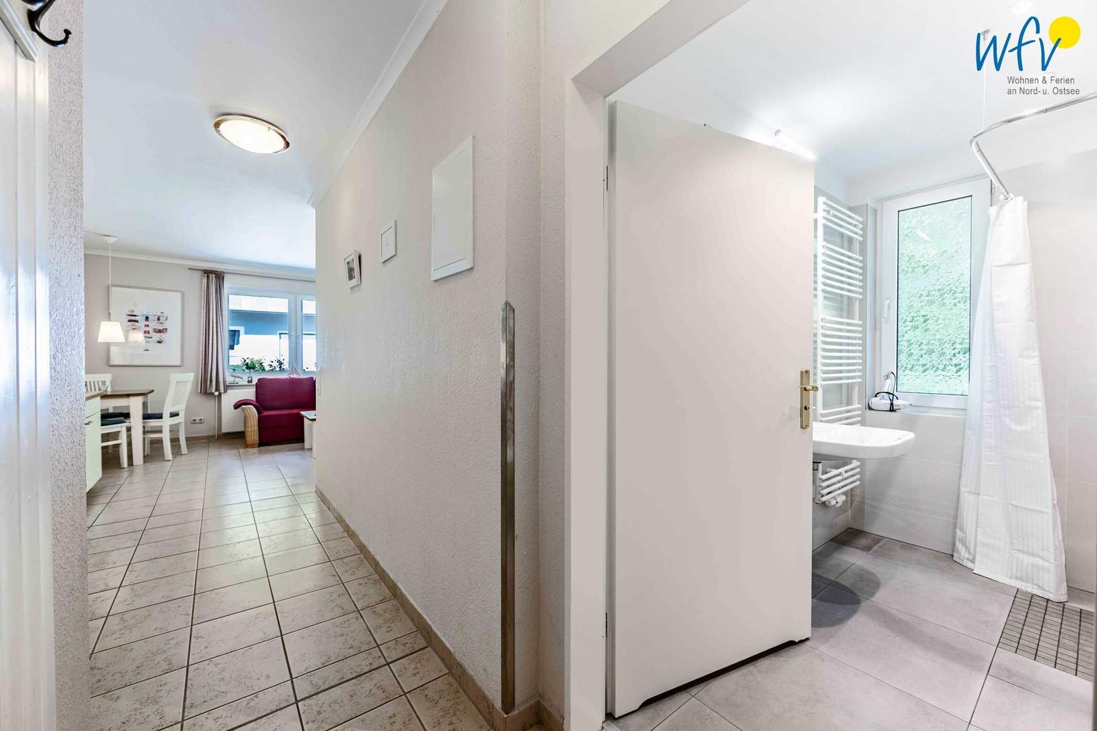 Ferienwohnung mit Küche, Schlafzimmer, Bad, Wohnbereich und Terrasse.