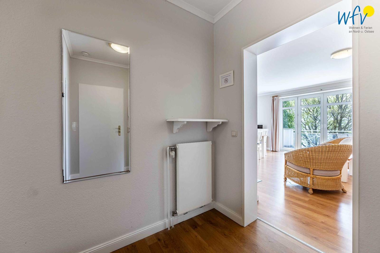 Ferienwohnung mit zwei Schlafzimmern, Küche, Bad und Balkon.