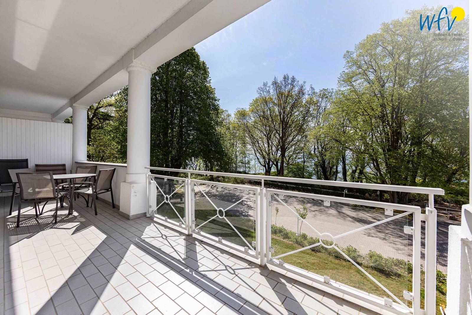 Wohnung mit Küche, Wohnbereich, Schlafzimmer, Bad und Balkon.