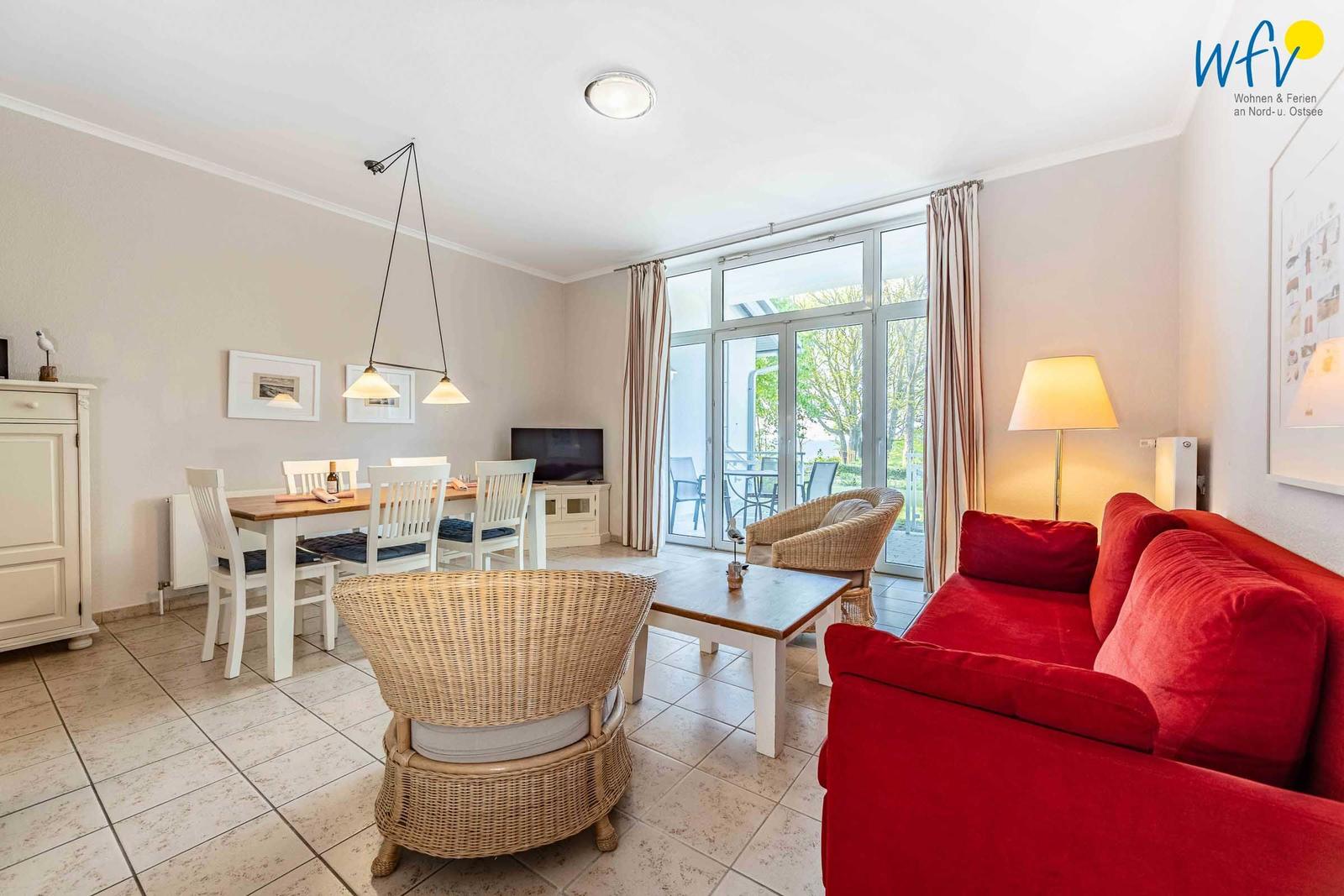 Ferienwohnung mit zwei Schlafzimmern, Küche, Bad und Wohnbereich mit Terrasse.