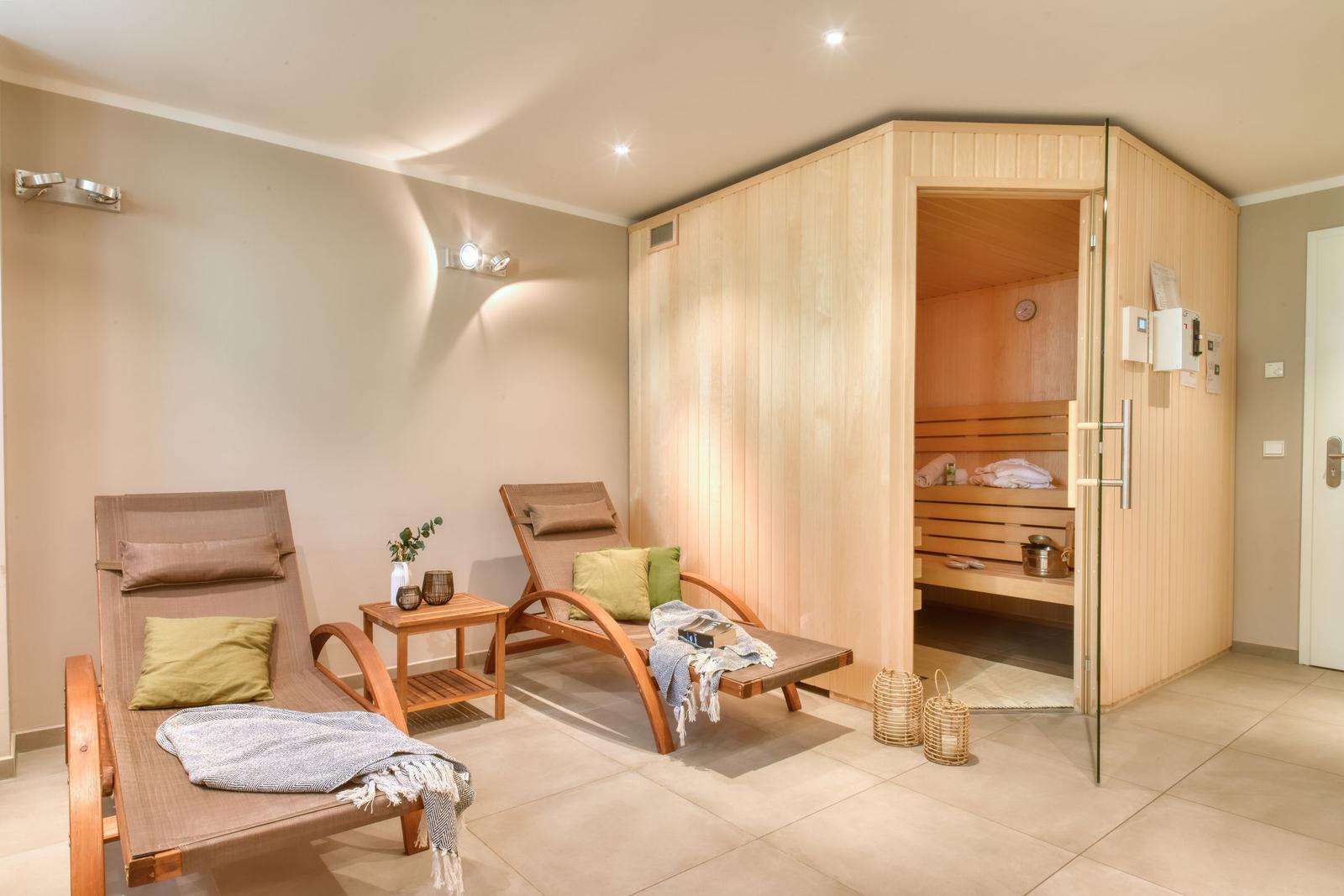 Sauna mit Holzbank, Handtuch und Ofen