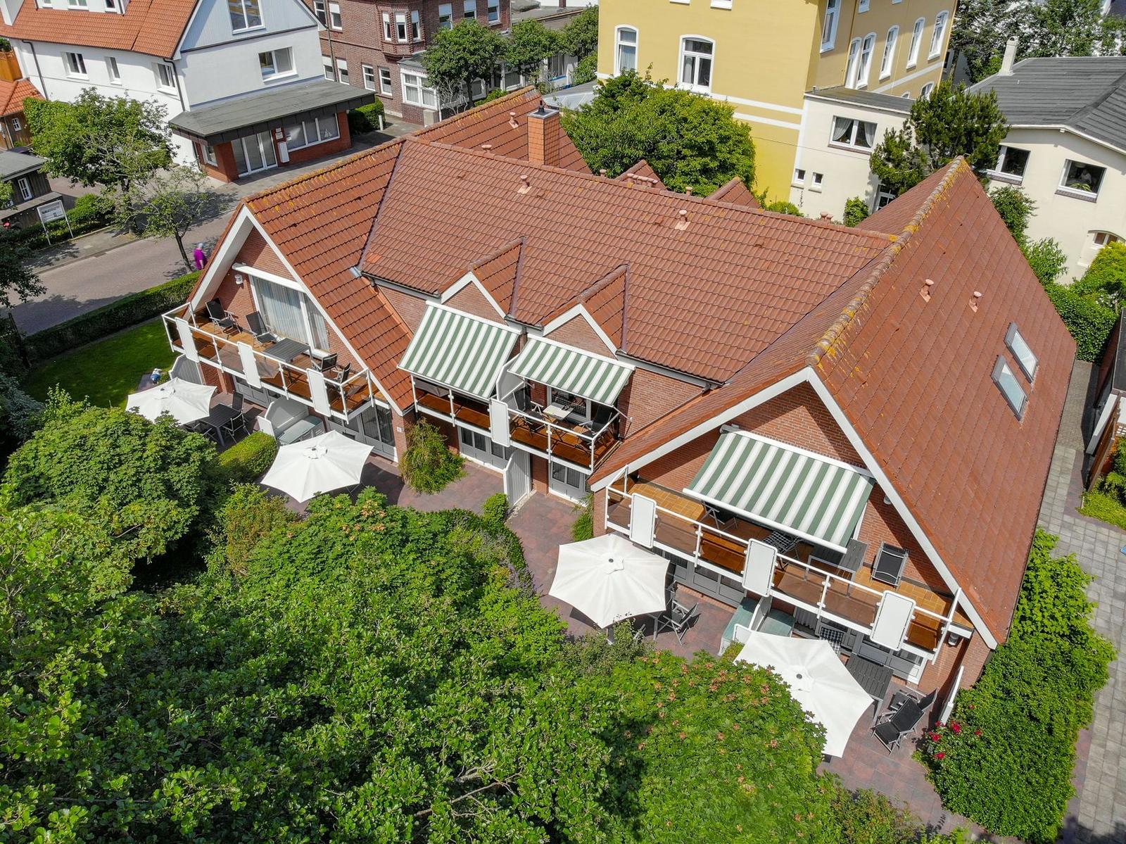Wohnung mit Schlafzimmer, Bad, Küche und Wohnbereich mit Balkon.