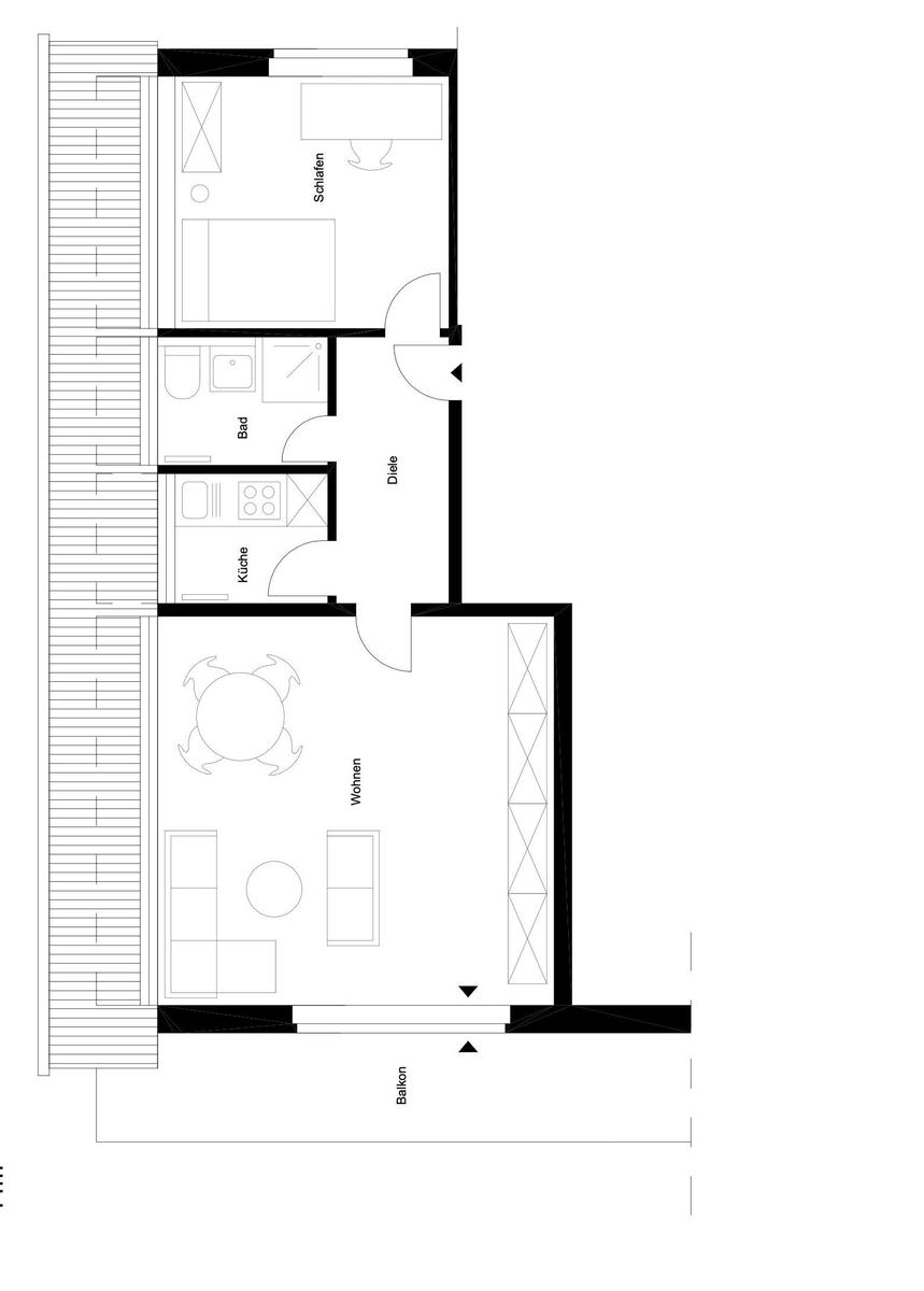 Haus mit Terrassen und grünen Bäumen umgeben