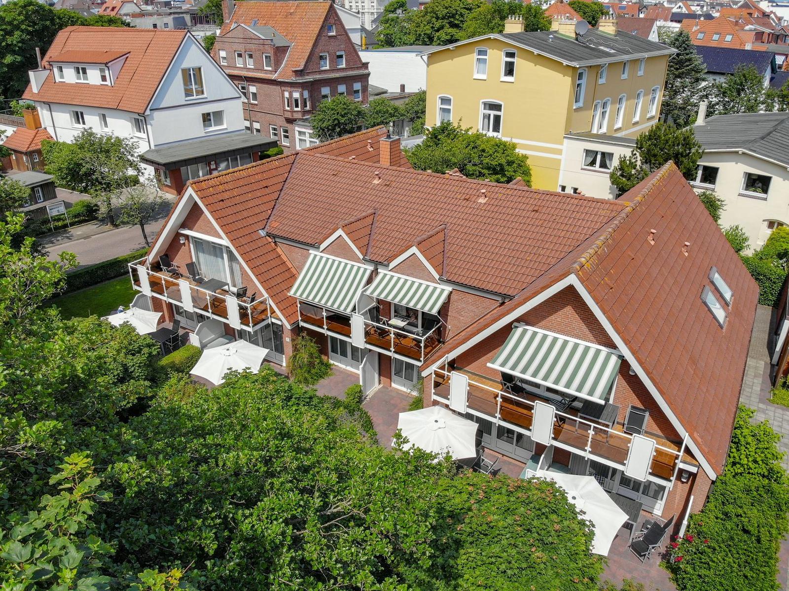 Dieses Apartment hat Schlafzimmer, Küche, Bad und Wohnbereich mit Terrasse.