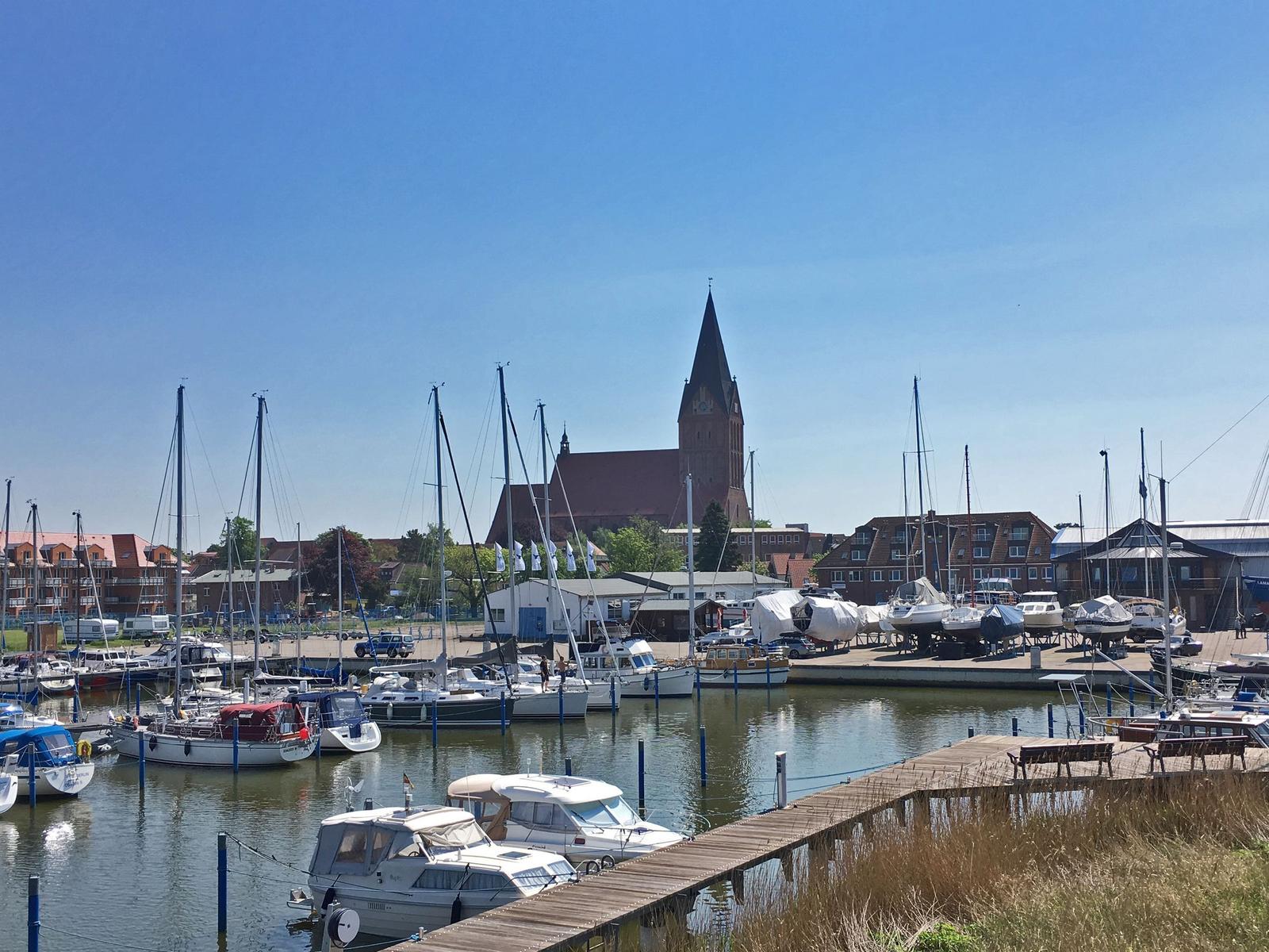 Wohnen/Küche mit Essbereich und Bad. Raumverteilung inkl. Stiegenhaus.