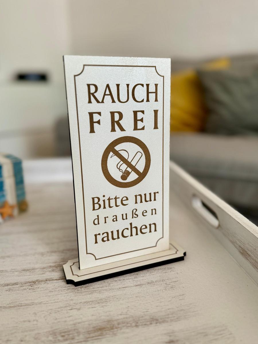 Die Wohnung hat zwei Schlafzimmer, Küche, Wohnbereich, Dusche und Terrasse mit Garten.
