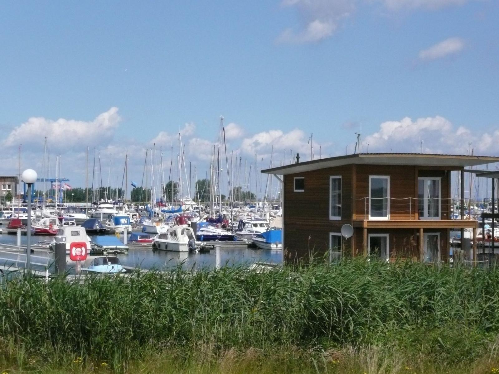 Hafen mit Booten und modernen Wasserhäuschen