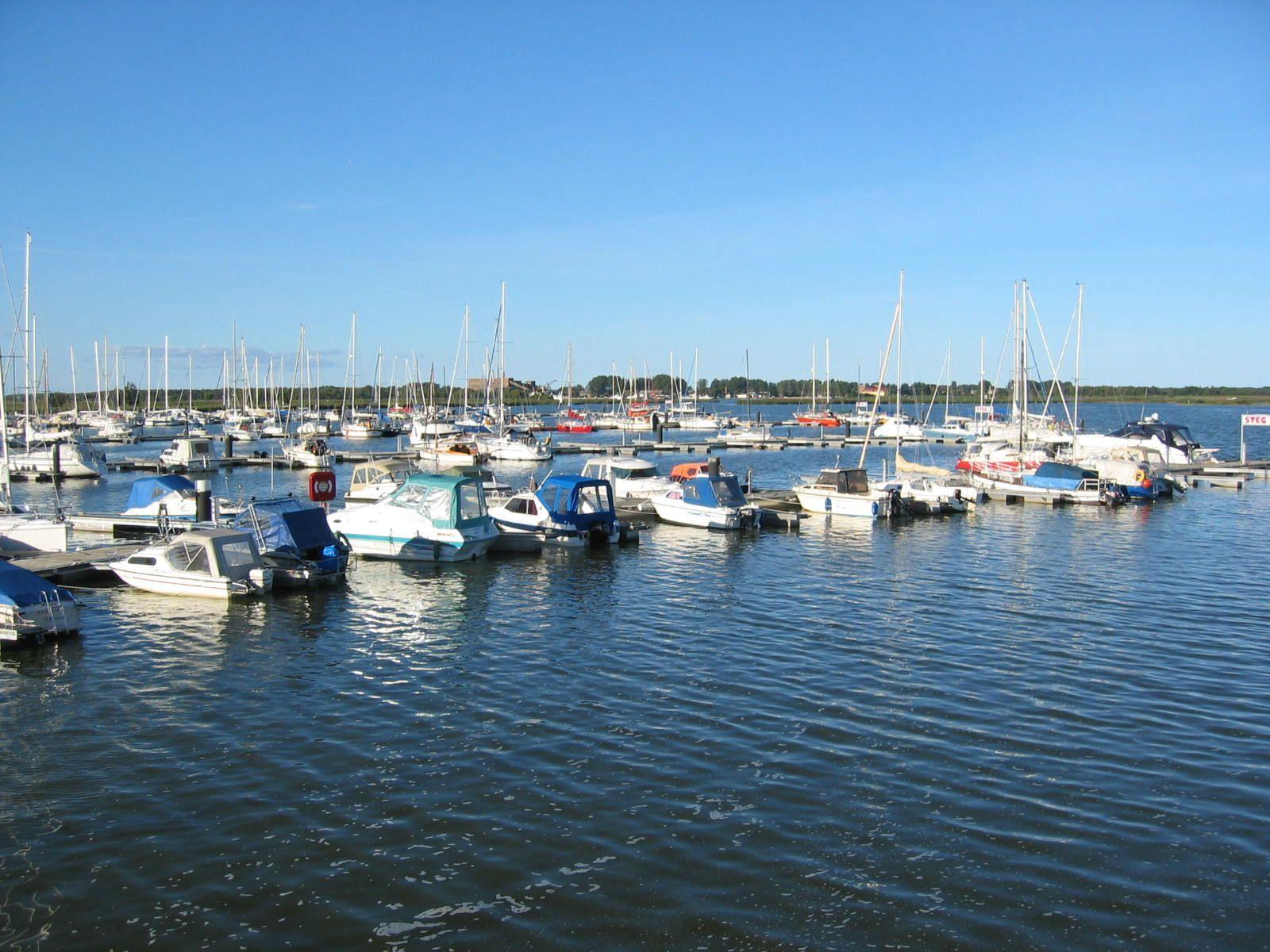 Abendblick auf Hafen mit Booten und Lichtern