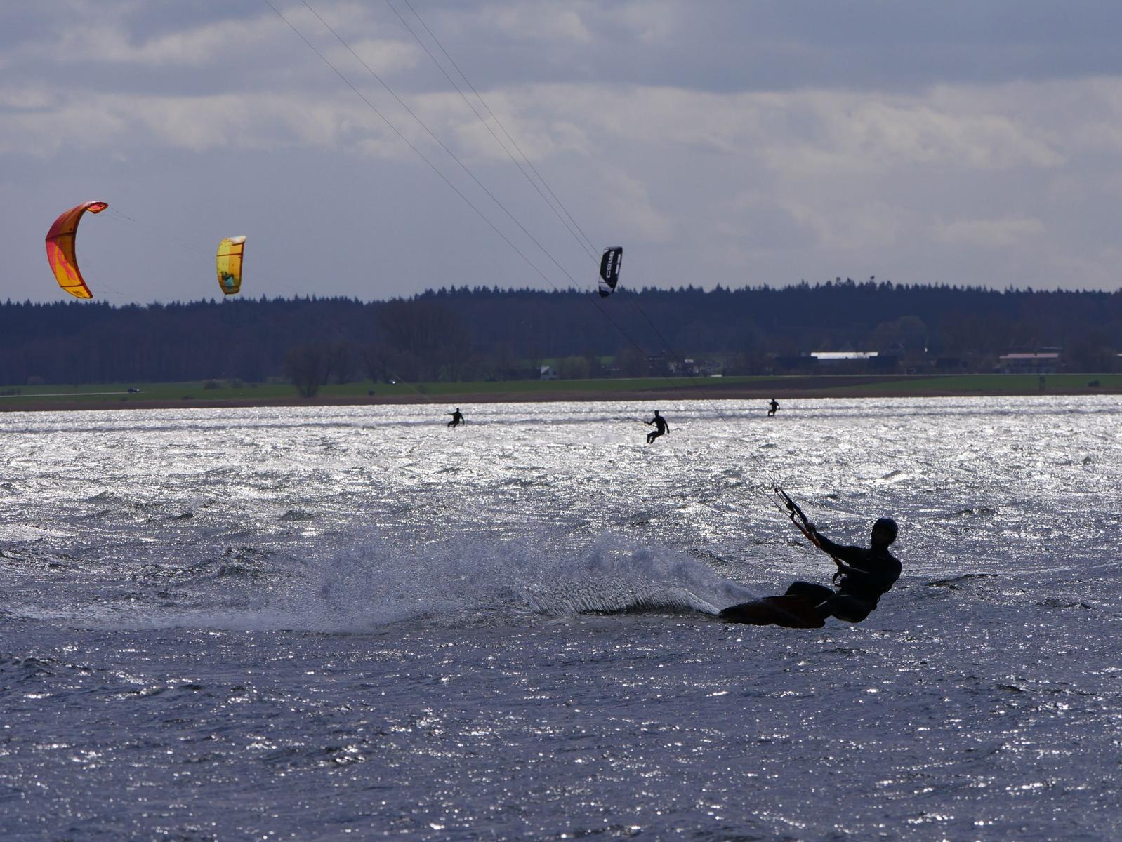 Hafen mit Fischerbooten und bunten Kisten auf Steg