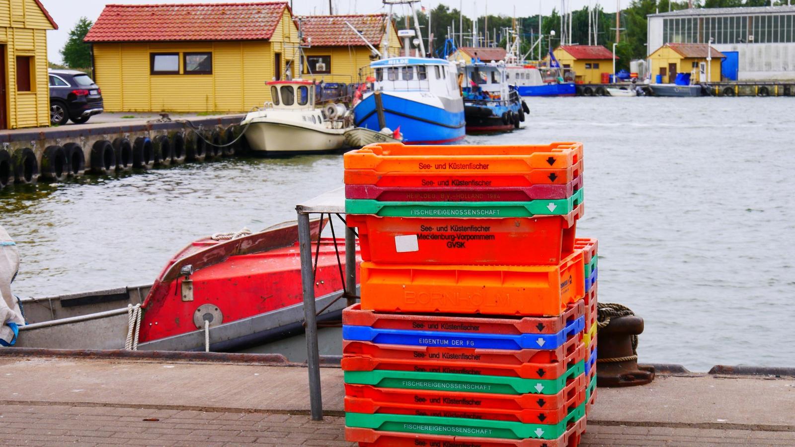 Landing Stage F mit Blick auf Wasser und roten Leitungskegel.