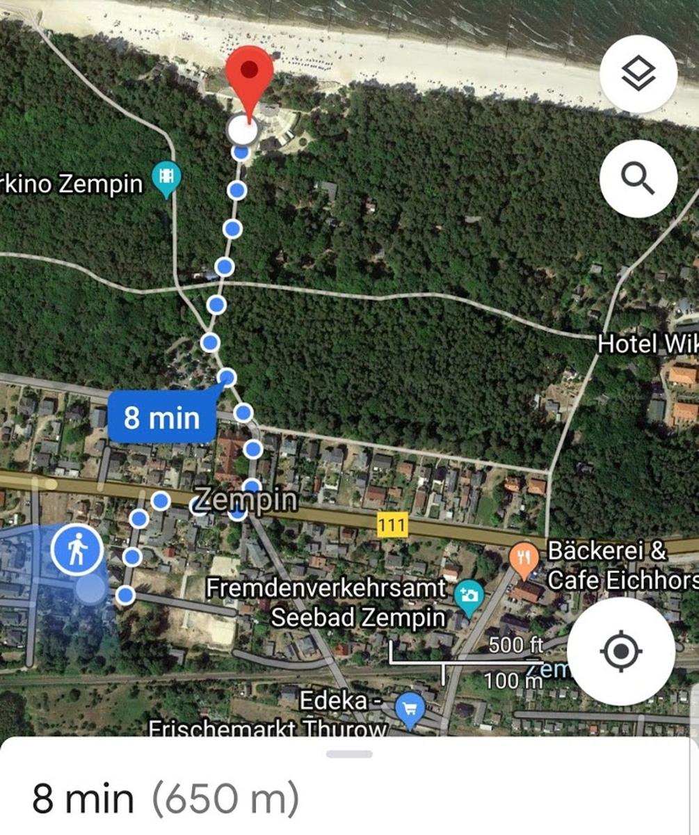 Obergeschoss mit Schlafzimmer, Küche, Wohnzimmer, Bad und Terrasse.