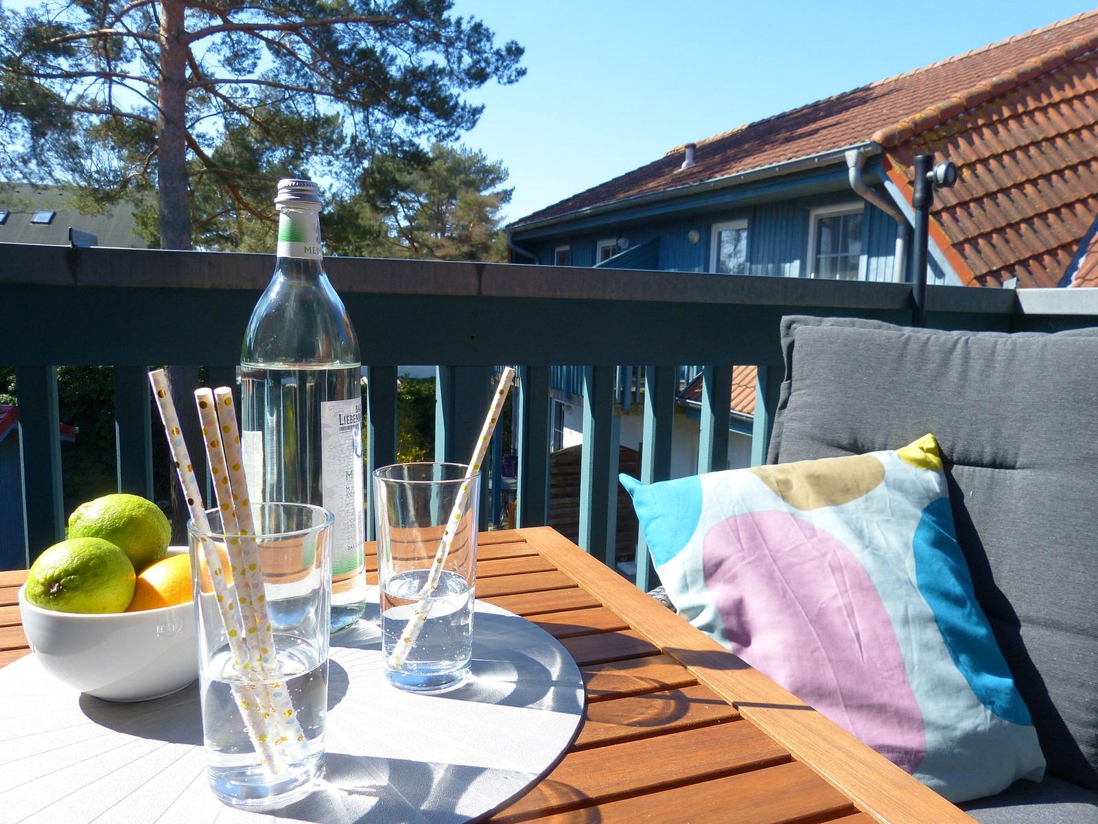 Wohnung mit Wohnbereich, Küche, Schlafzimmer, Bad und Balkon.