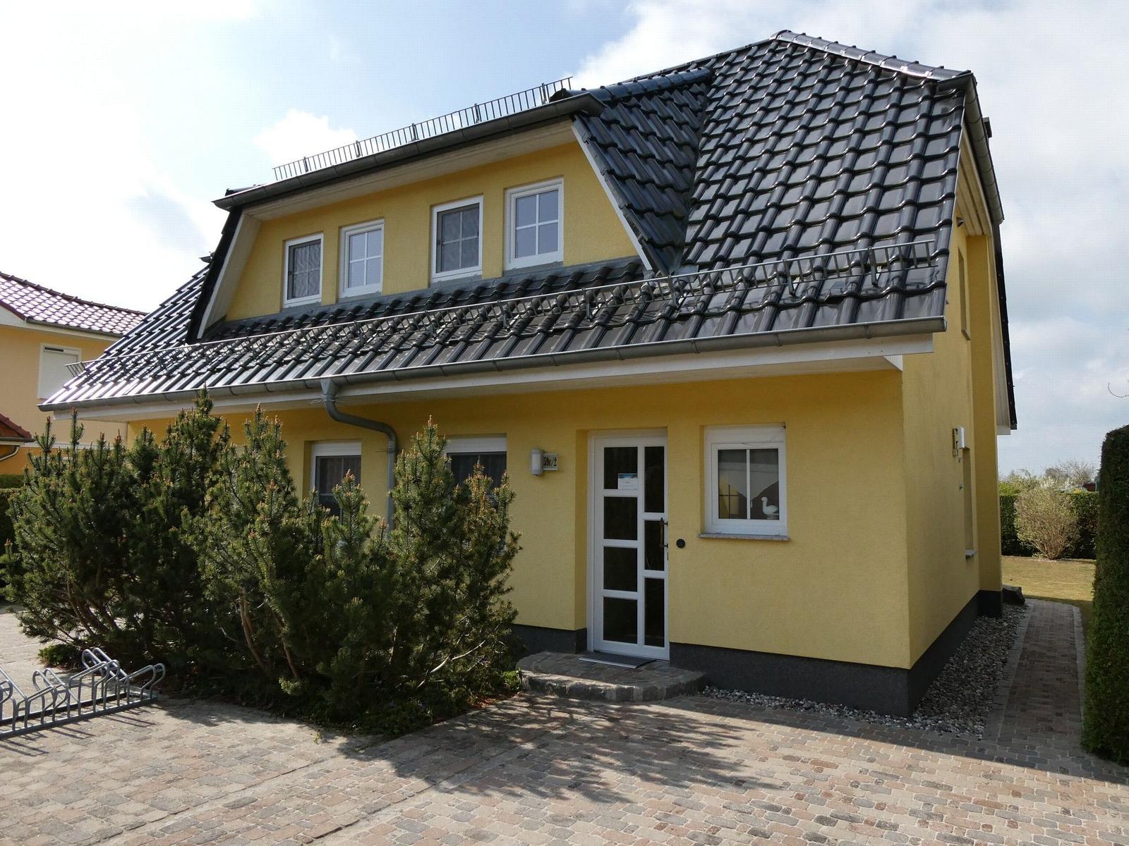 Wohnung mit Essbereich, Küche und Treppenhaus