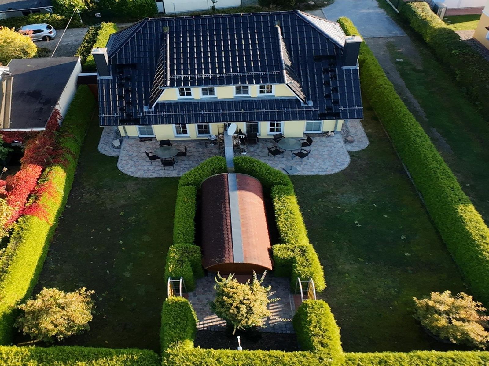 Zwei Schlafzimmer, Bad und Treppe im Hausplan.