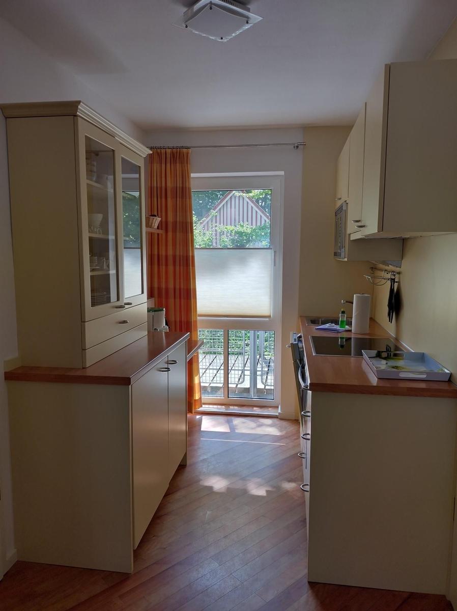 Wohnung mit Wohnzimmer, Küche, Schlafzimmer, Bad und Balkon.