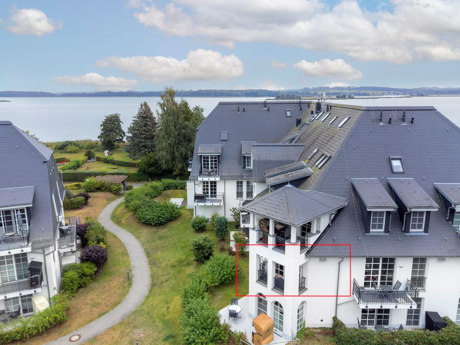 Wohnhaus mit Balkonen und Blick auf einen See