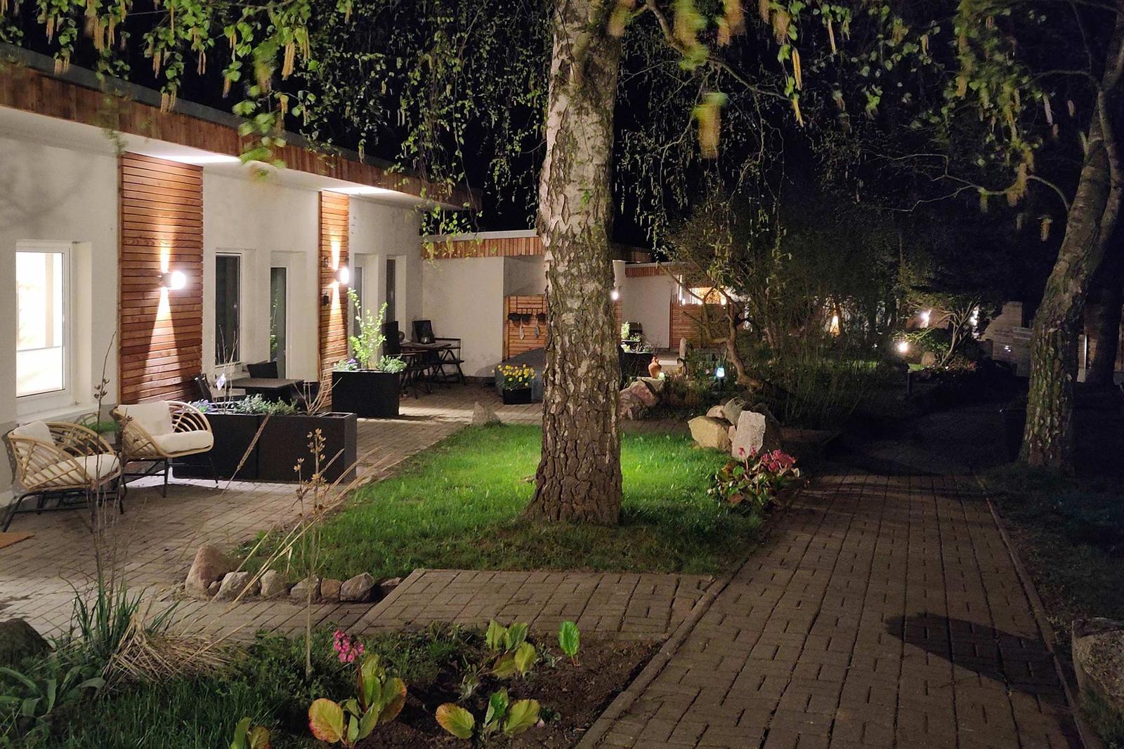 Haus in ruhigem Dorf mit Blick auf See und Wälder