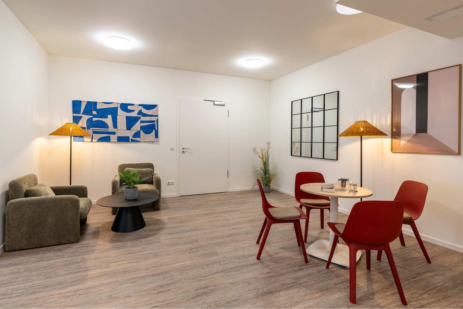 Wohnbereich mit Sitzgruppe, Esstisch und Spielzimmer. Holzboden und moderne Beleuchtung.