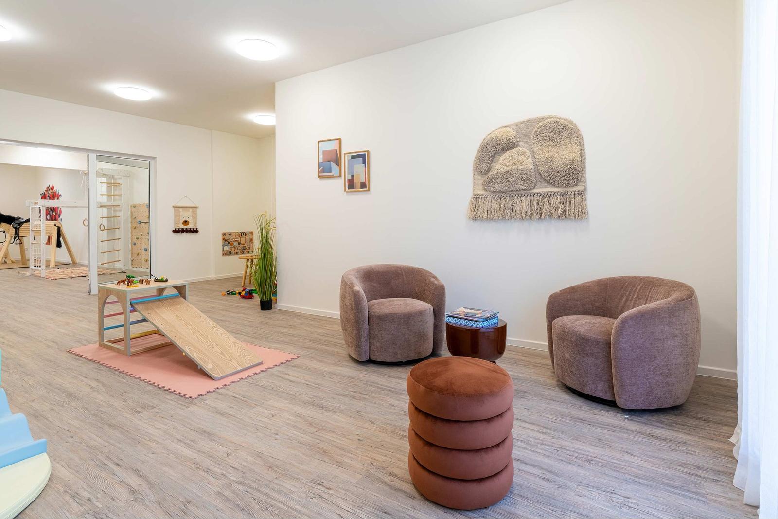 Kinderzimmer mit Kletterwand, Turngeräten und Pferdewindspiel