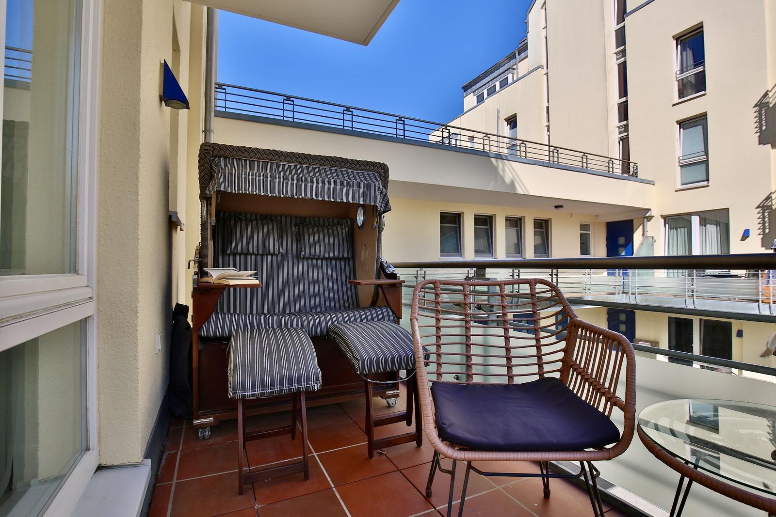 Terrasse mit Sitzgruppe und Blick auf Wohnhaus