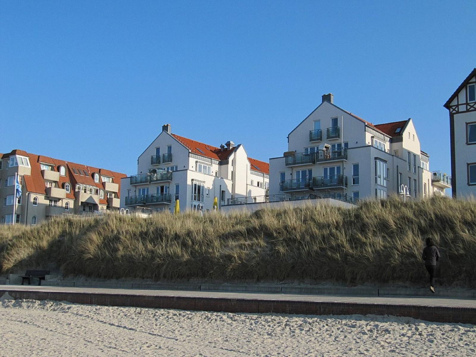 Wohnung mit Wohn- und Essbereich, Schlafzimmer, Bad und Balkon.