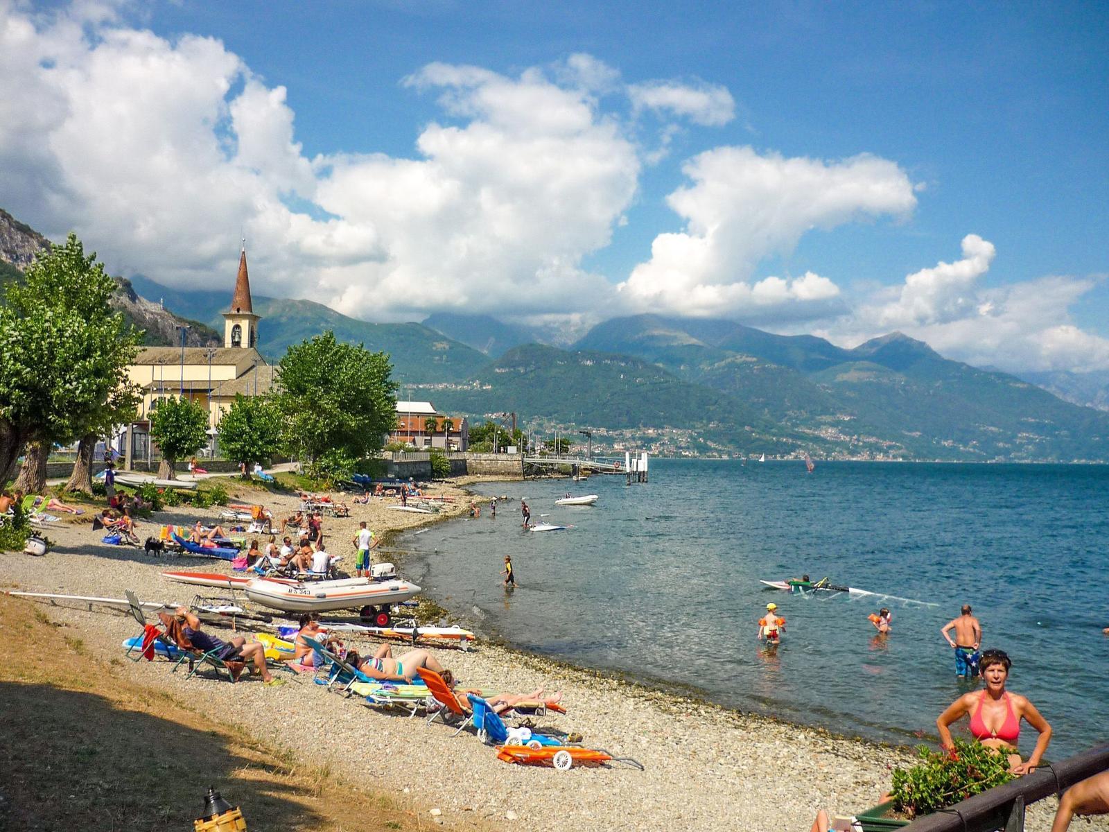 Strand mit Kanu und Blick auf Bergsee