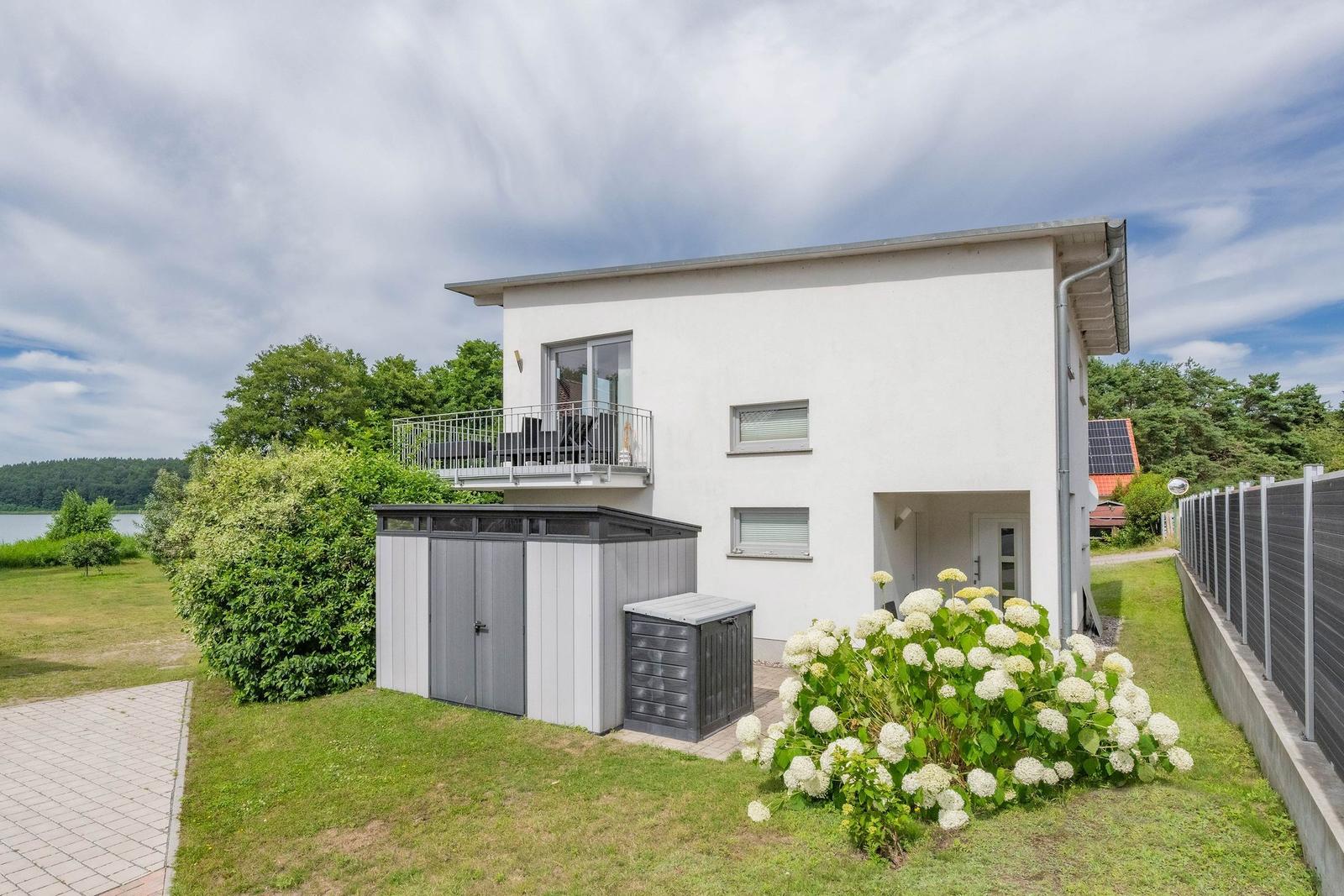 Haus mit Blick auf See und Landschaft