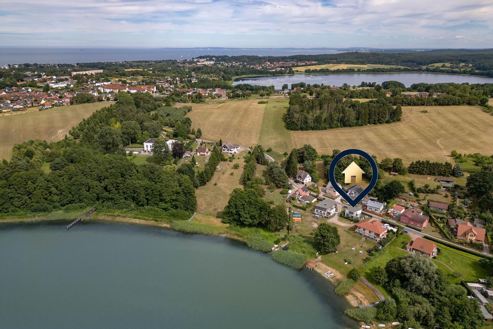 Haus mit Garten und Bootssteg am Fluss