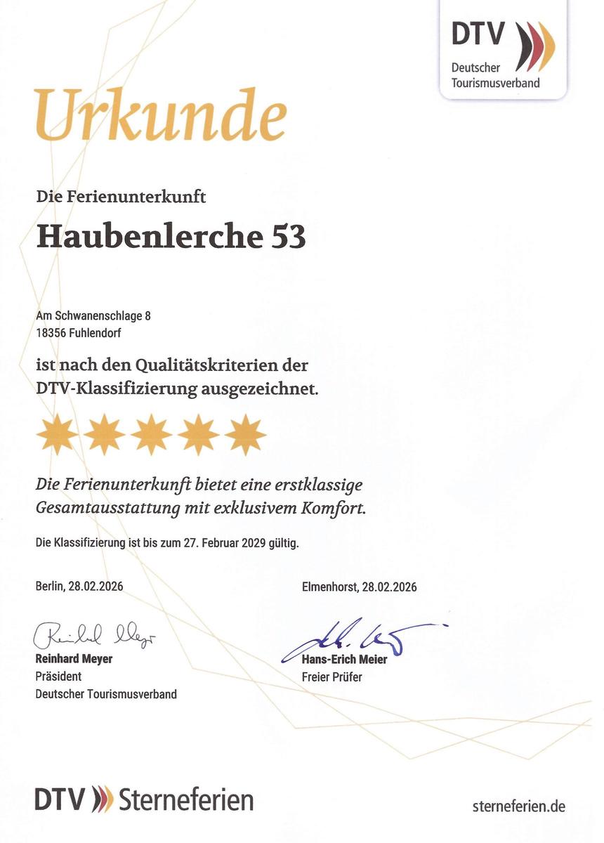 Die Wohnung hat zwei Schlafzimmer, eine Sauna und zwei Bäder.