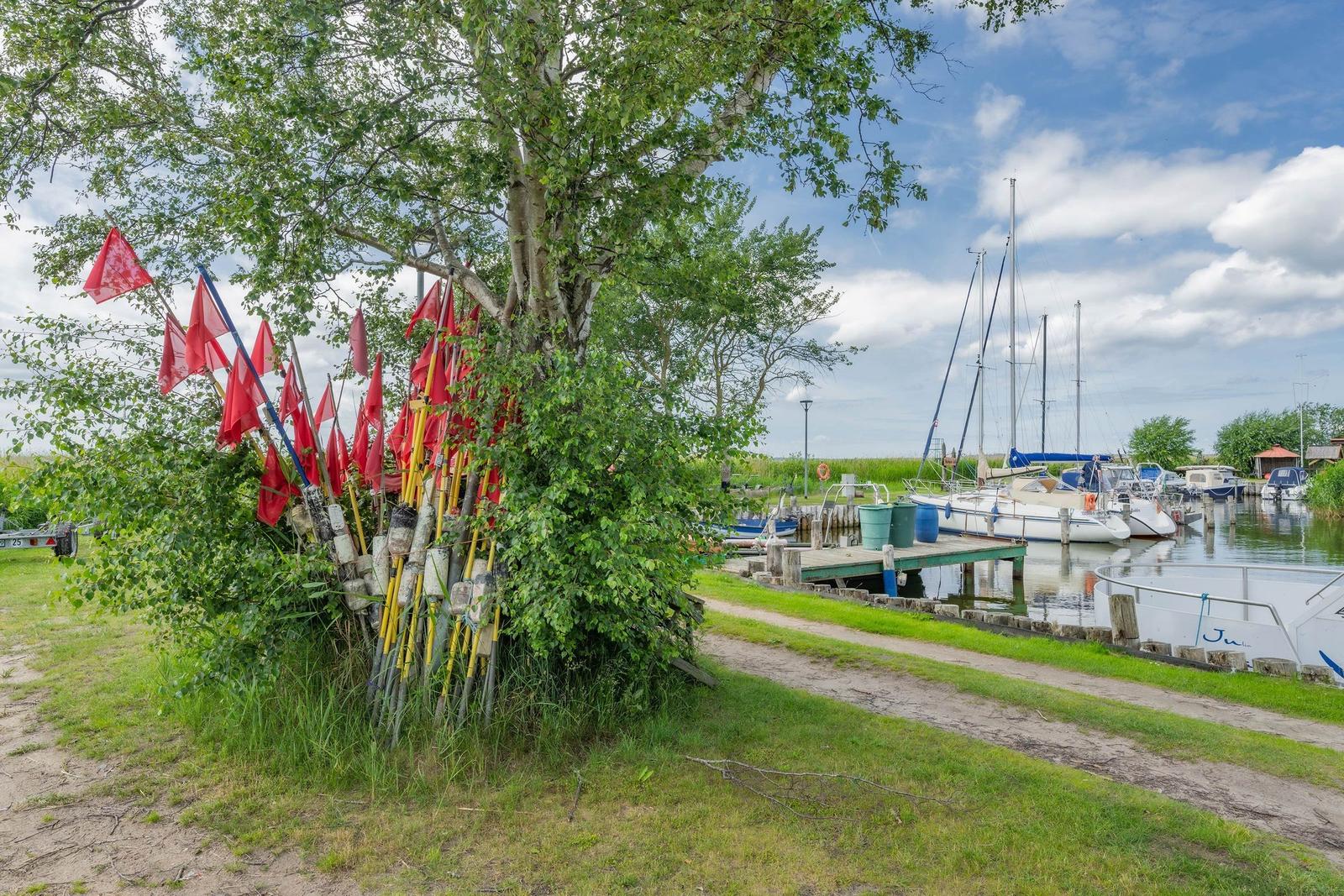 Ein hölzernes Fischerboot liegt am Strand, während Wellen sanft an den Uferbereich rollen.