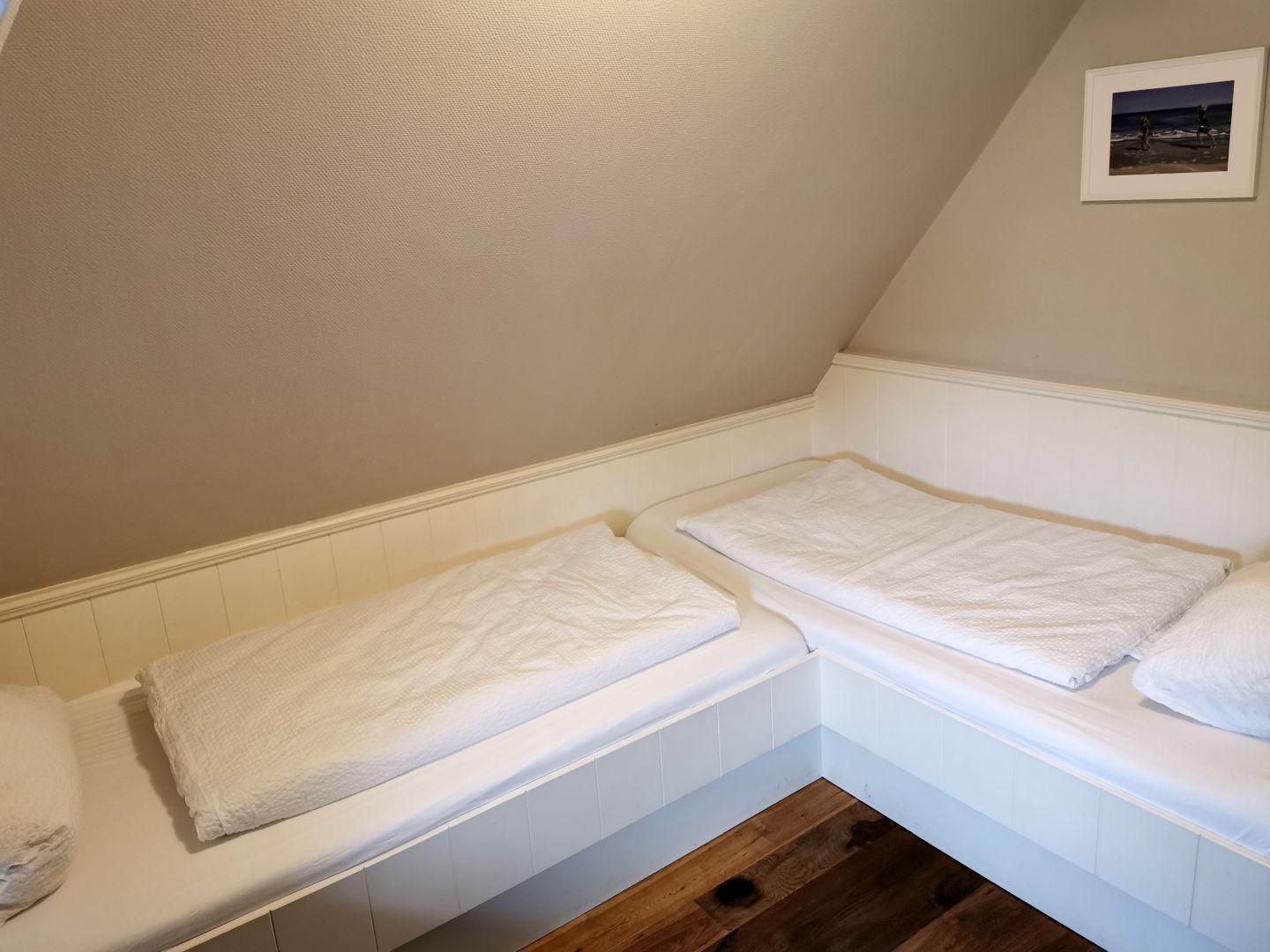 Zimmer mit Schiffssteuerung an der Wand, dunklem Schrank und Fenster mit Spielzeug.